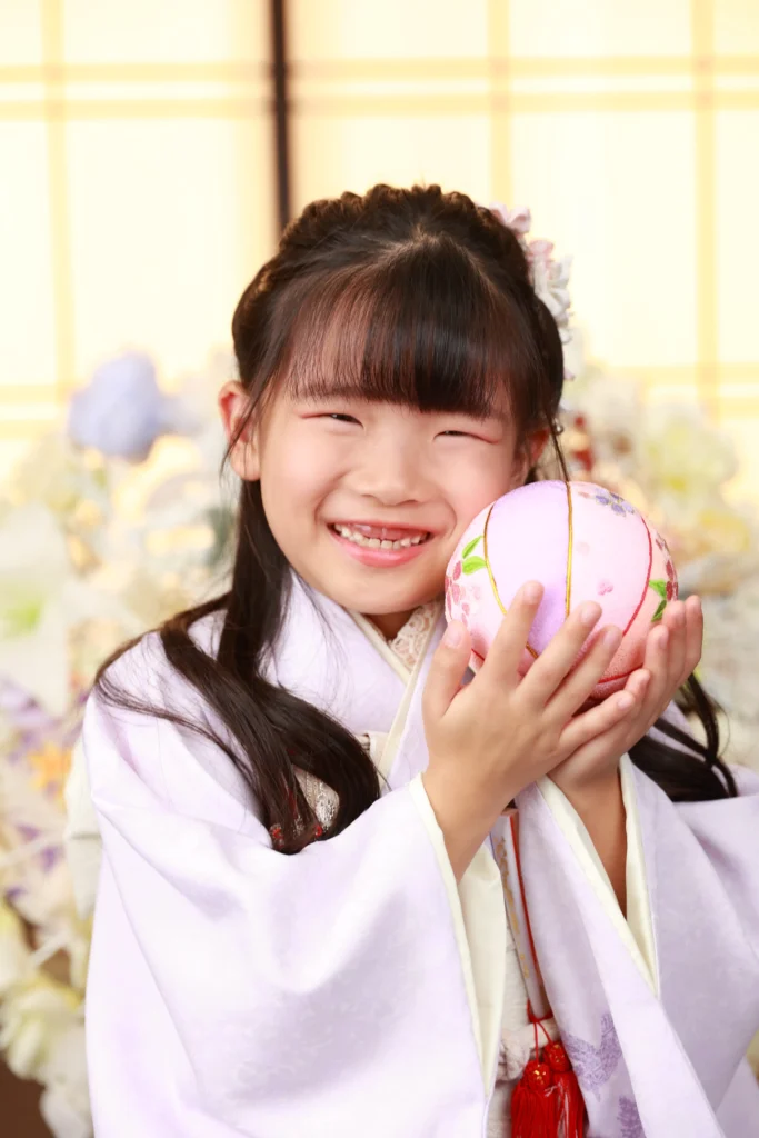 手毬を抱える七五三7歳女の子のスタジオ写真