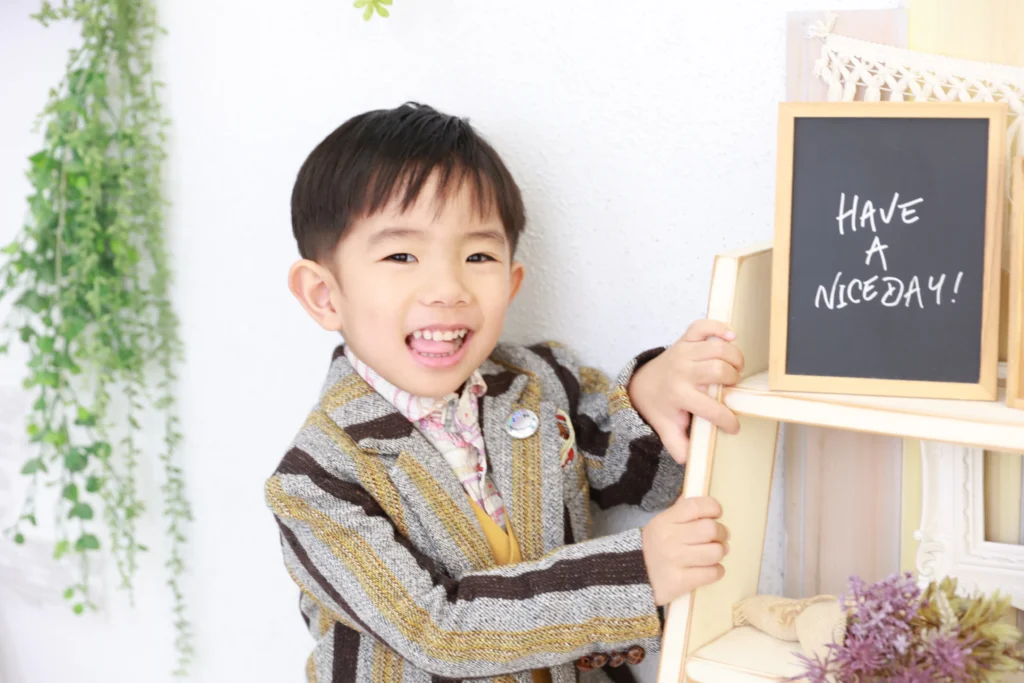 洋装で七五三撮影する男の子