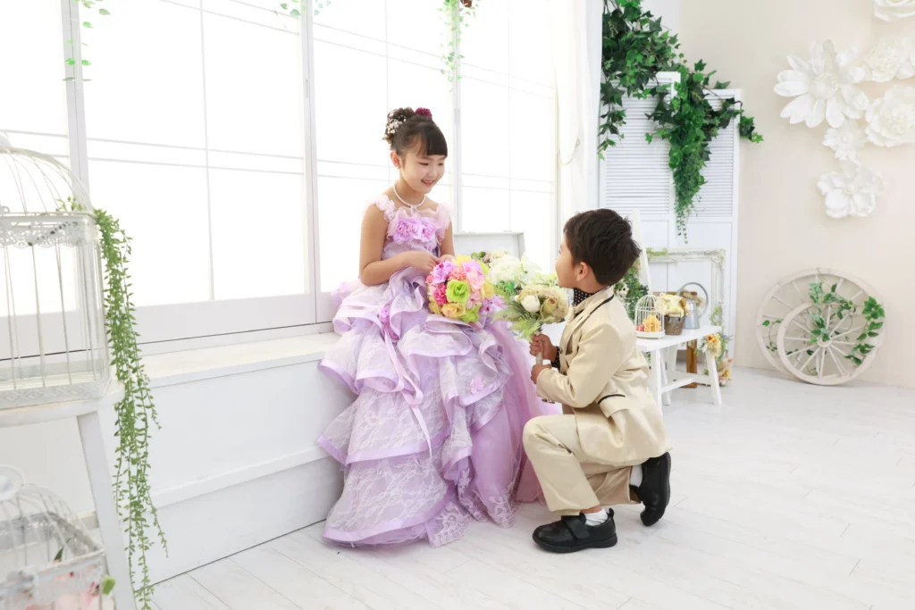 主役の子を見守りながら撮影が進むスタジオ風景