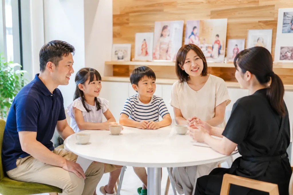 夏の七五三前撮りや家族写真の服装について相談する家族