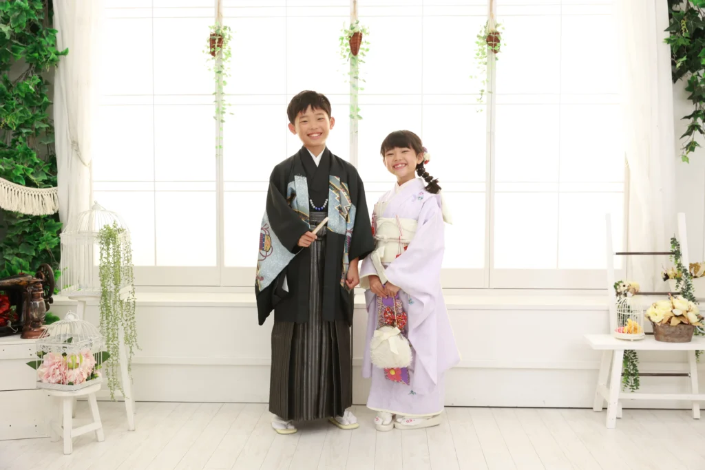七五三撮影に兄弟が付き添いで来店している様子