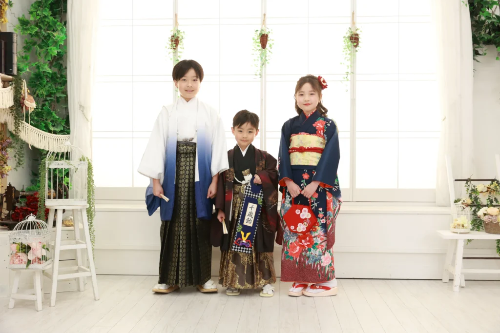 2月に七五三の前撮りをスタジオで行う兄弟の様子