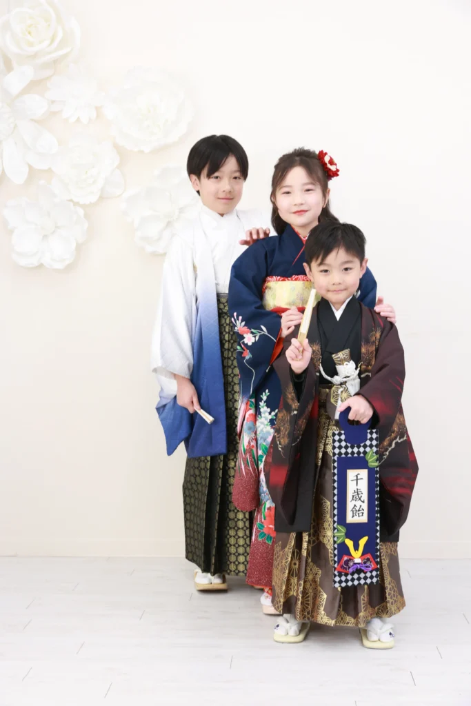 ゆったりしたスタジオで七五三後撮りをする兄弟