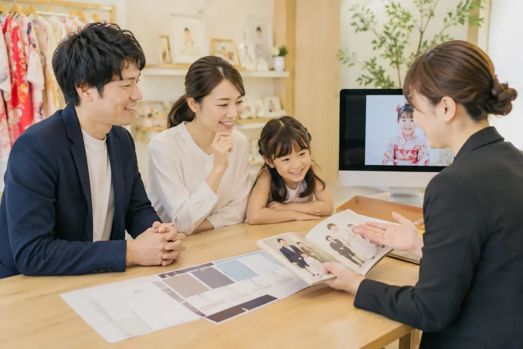 夏の七五三前撮りや家族写真の服装について相談する家族