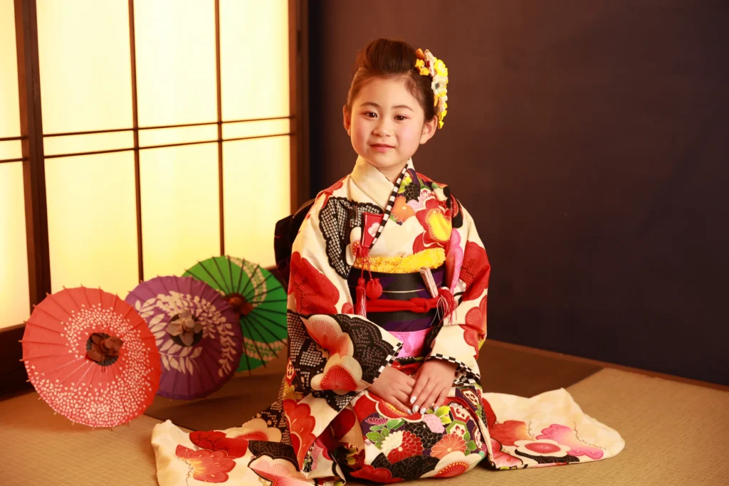 七五三の後撮りで着物姿の子どもがスタジオ撮影している様子