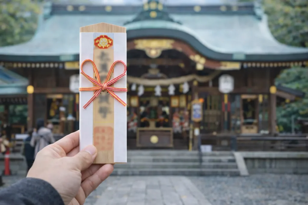 七五三で授かった御札と神社の本殿
