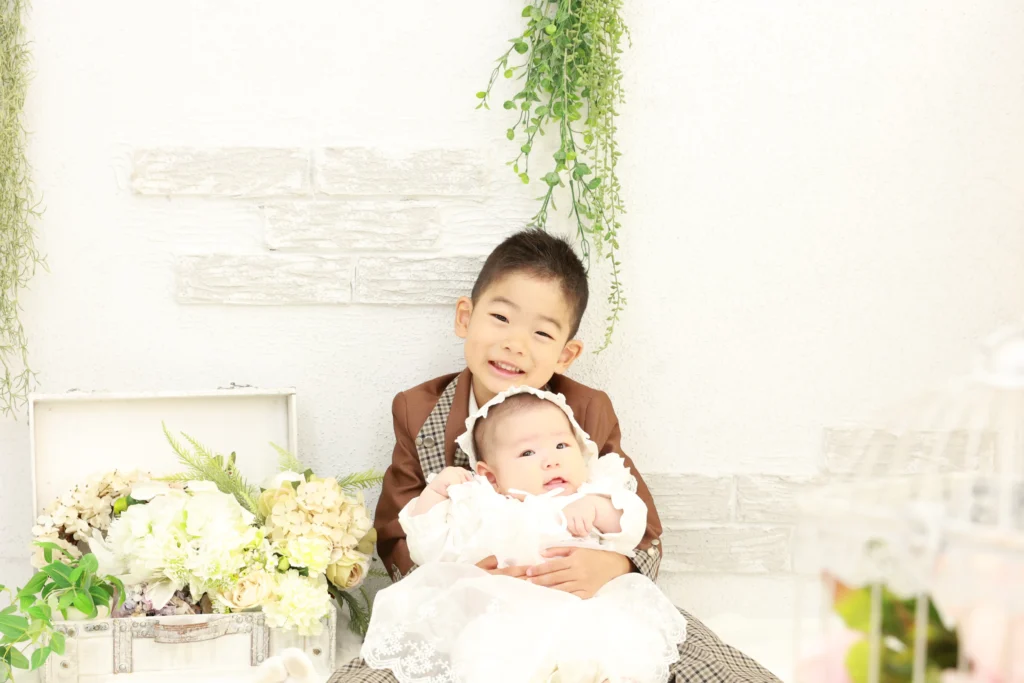 七五三5歳男の子と赤ちゃんの洋装写真