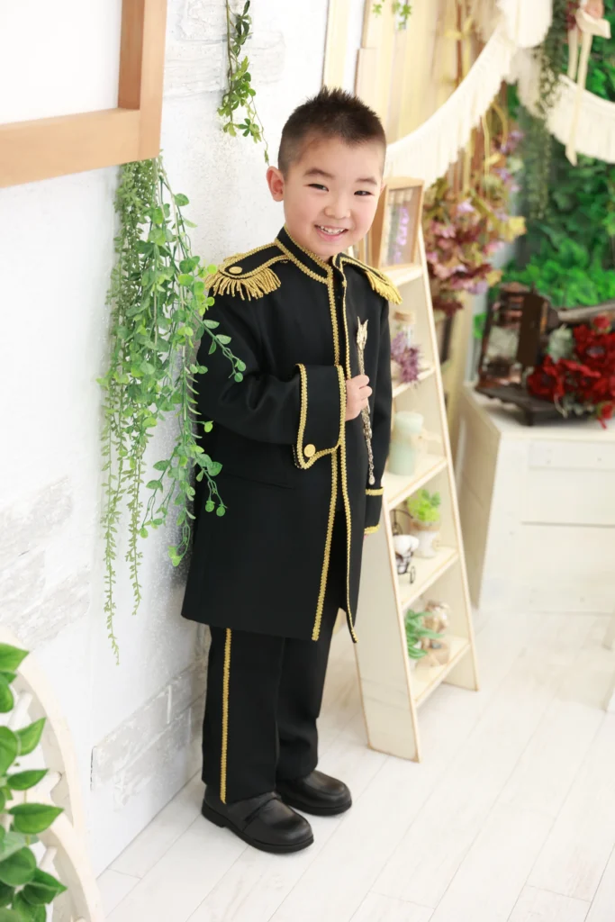 七五三5歳男の子の黒ゴールドスーツ