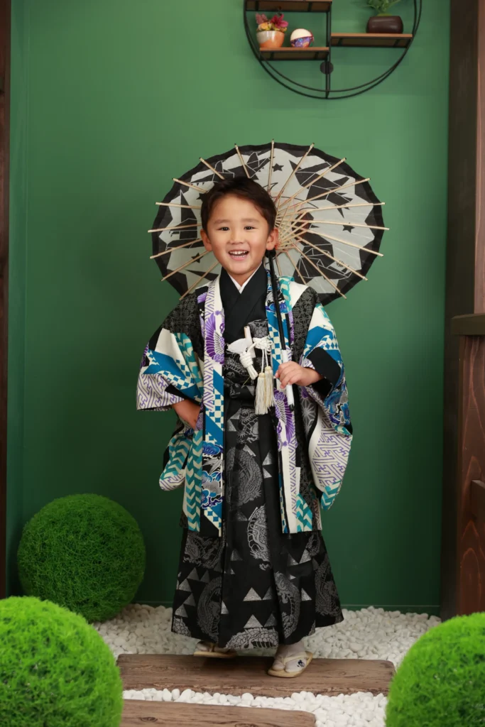 七五三5歳男の子の黒紫羽織袴スタイル