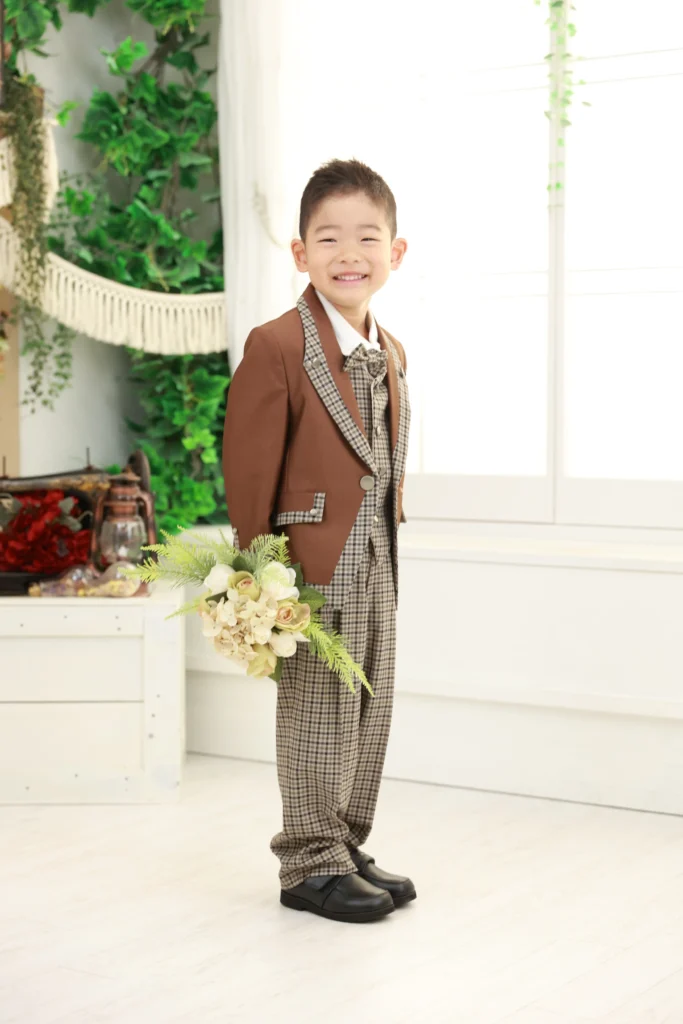 七五三5歳男の子のブラウンチェックスーツ