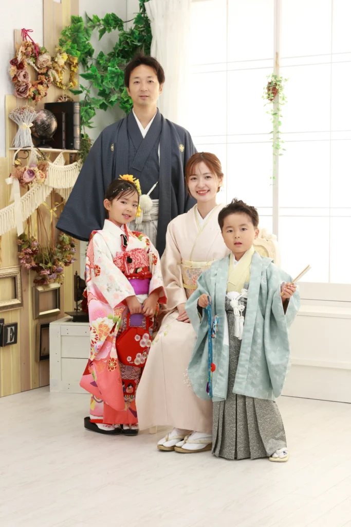 七五三5歳男の子と両親の和装家族写真