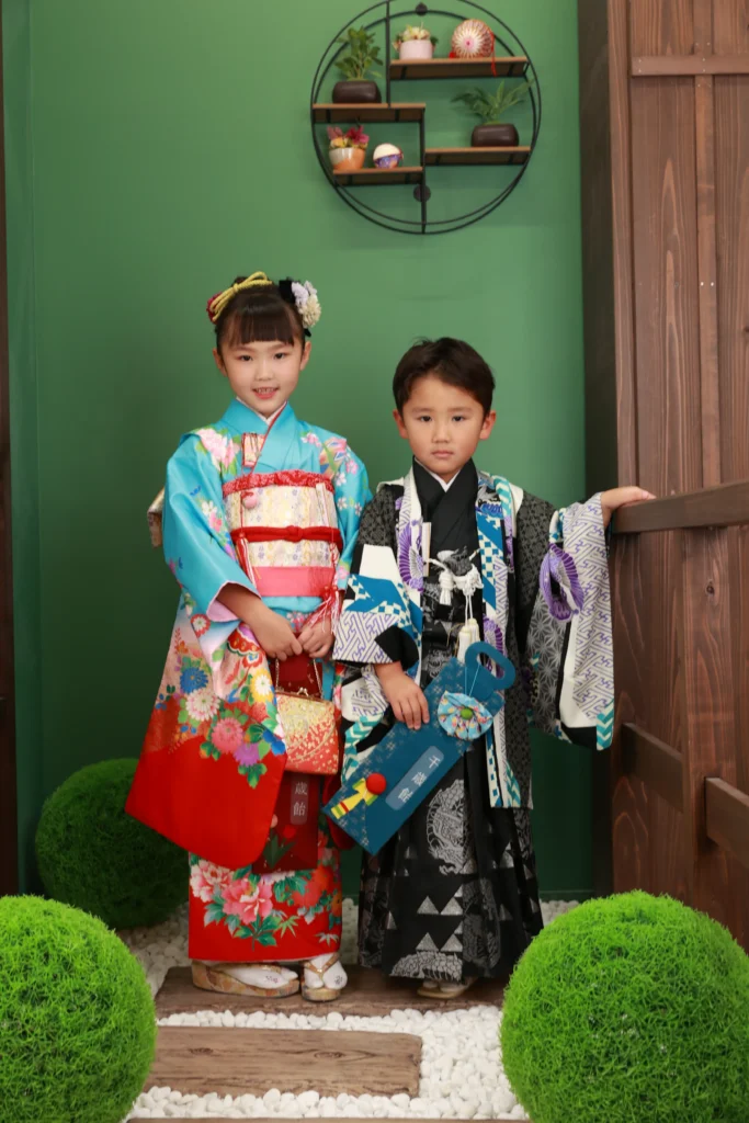 七五三5歳男の子と姉の和装ショット