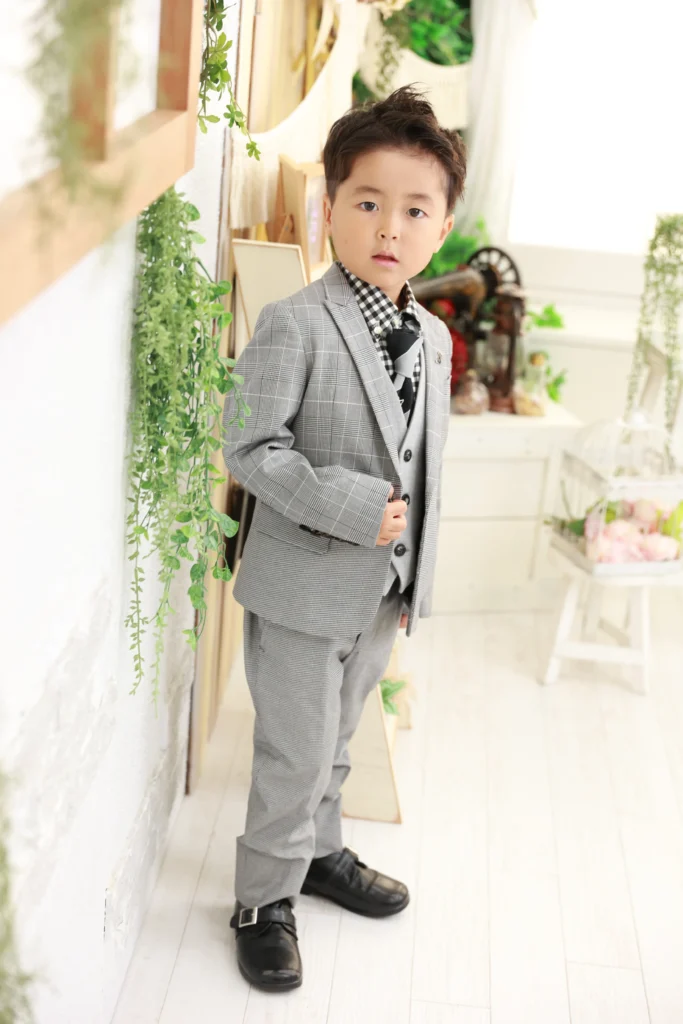 七五三5歳男の子のグレーチェックスーツスタイル