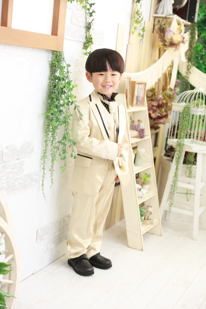 七五三5歳男の子のアイボリースーツスタイル