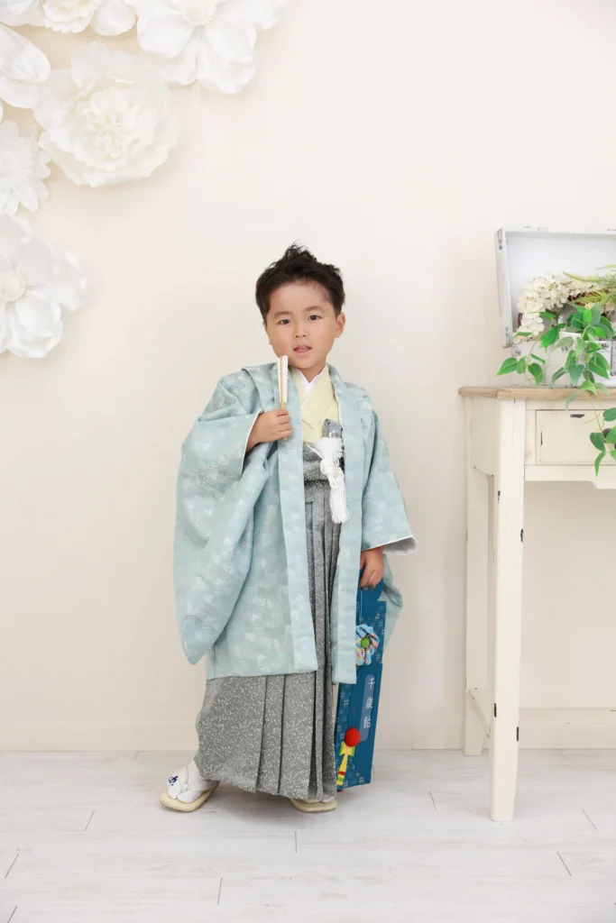 七五三5歳男の子の水色羽織袴スタイル