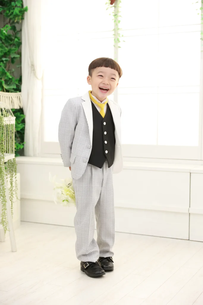 七五三5歳男の子のライトグレースーツスタイル