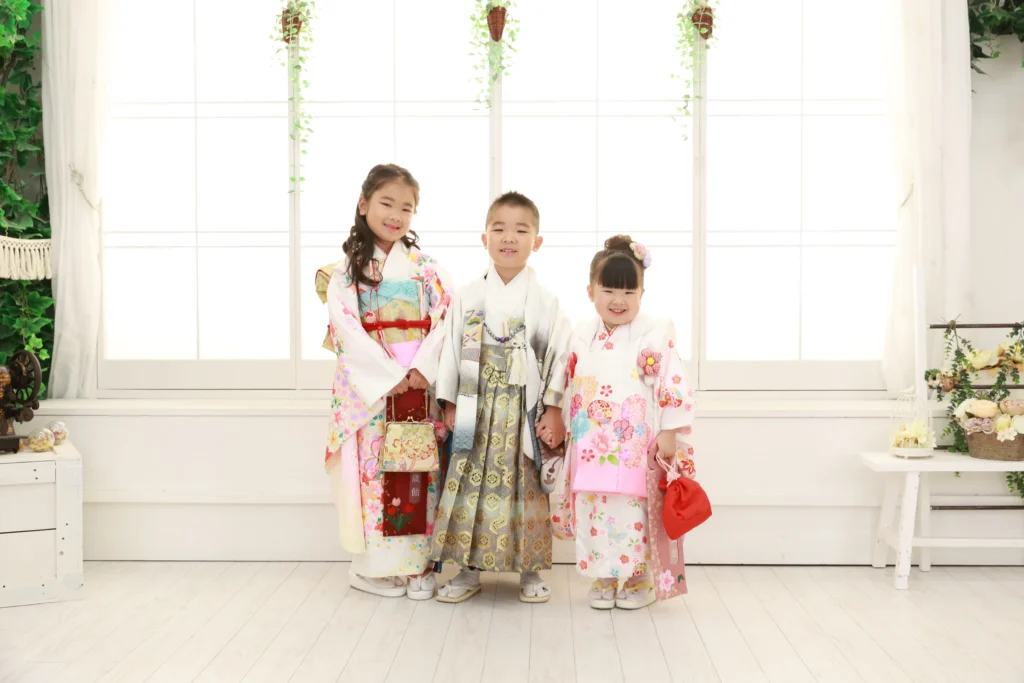 七五三5歳男の子と姉妹の和装ショット