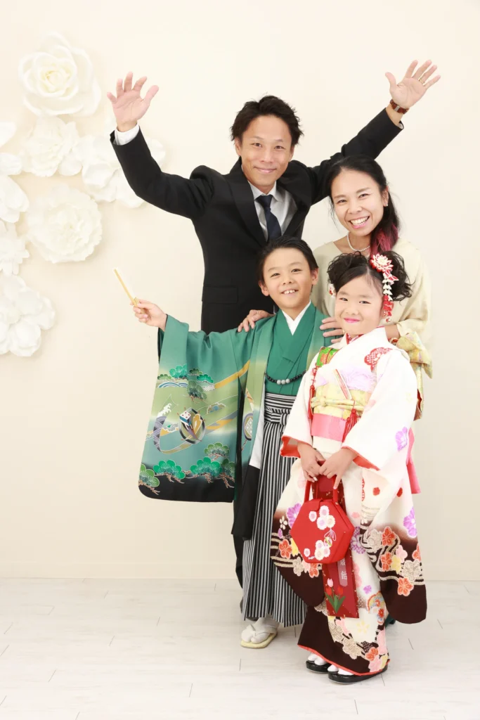 父がスーツ、母がワンピースで七五三家族写真を撮影している様子