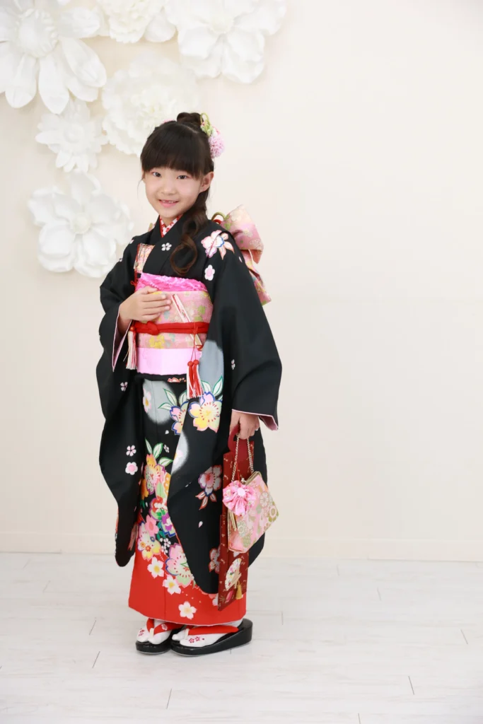 ７歳の女の子が黒地のモダンな七五三着物を着ている