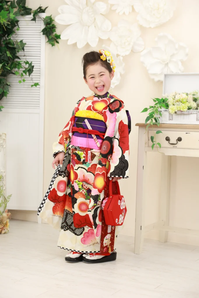 ７歳の女の子の赤と黒の古典柄の七五三着物姿
