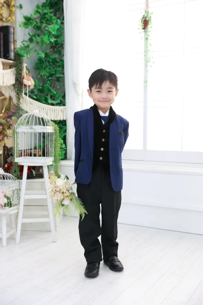 スーツを着た七五三5歳の男の子