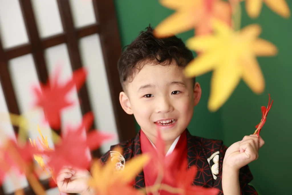 七五三の記念撮影を楽しむ男の子