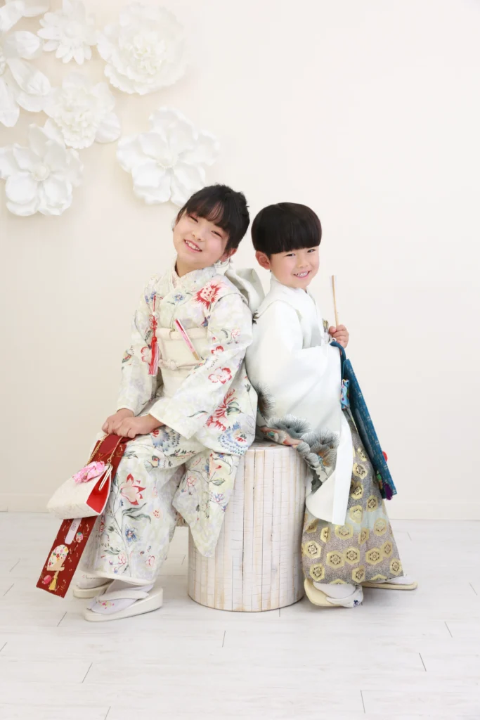 七五三の記念撮影をする姉弟