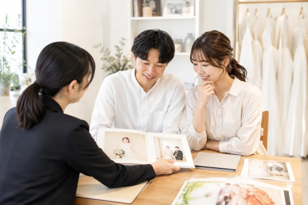 フォトウエディングの衣装や撮影について相談しているご夫婦