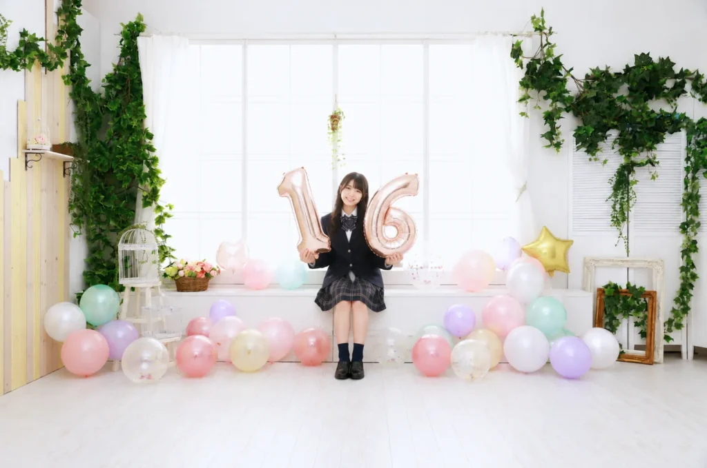 制服姿でSweet16の記念写真を撮影する高校生